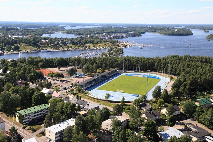 Kimpisen urheilukeskus ilmasta kuvattuna, sininen mondo ja järvimaisema